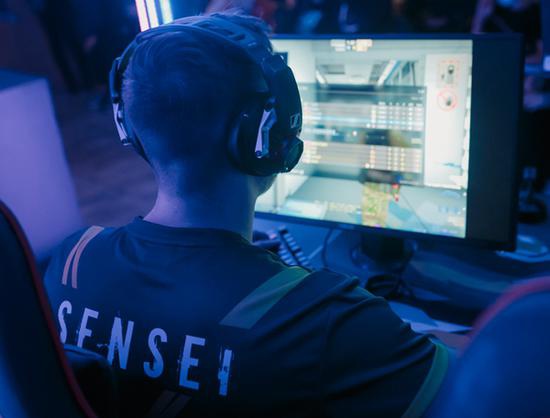 中国战队XG赢得TI14总决赛赛点对阵Falcons